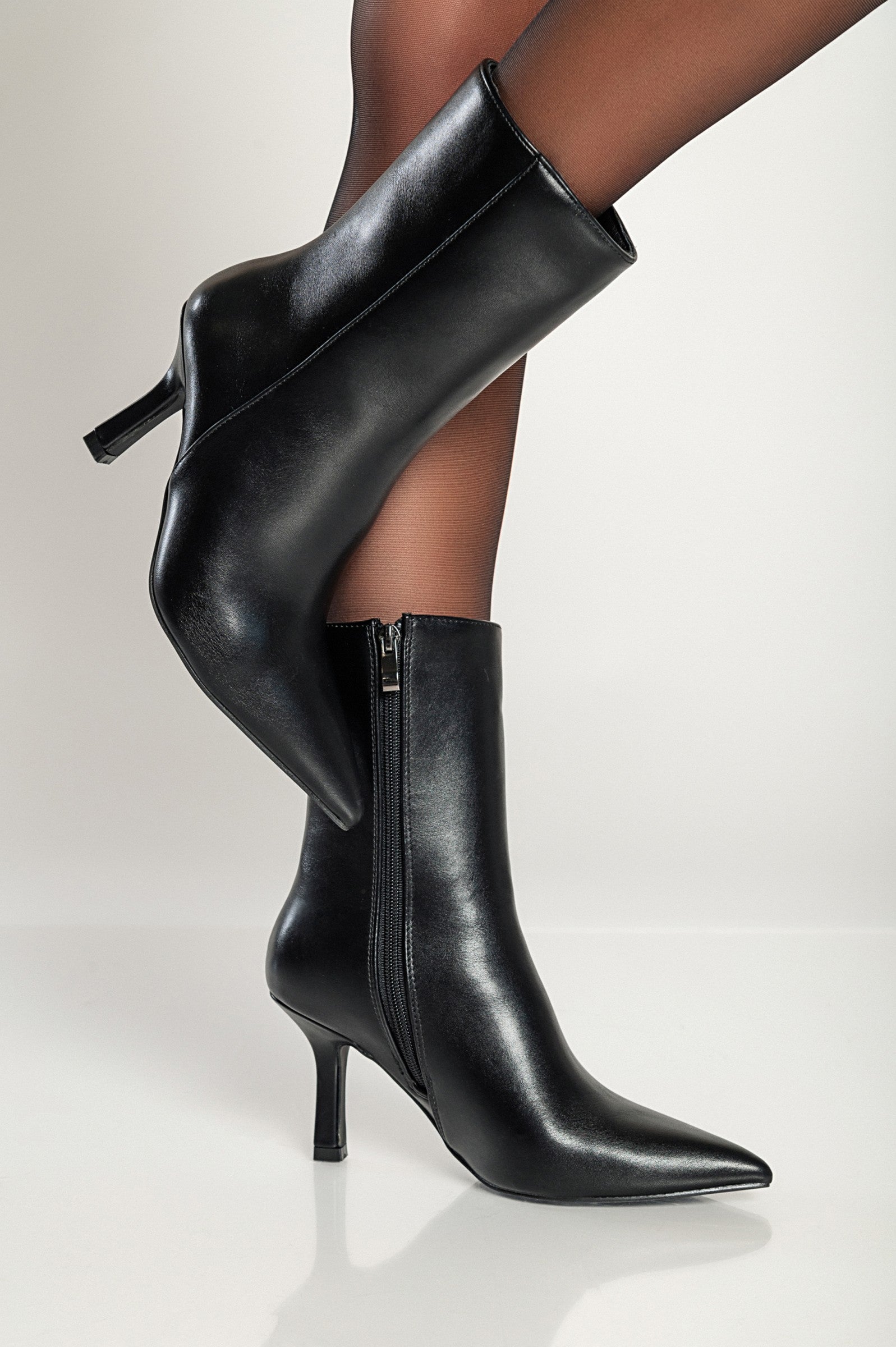 Elegant ankle boots with heel, M558, black