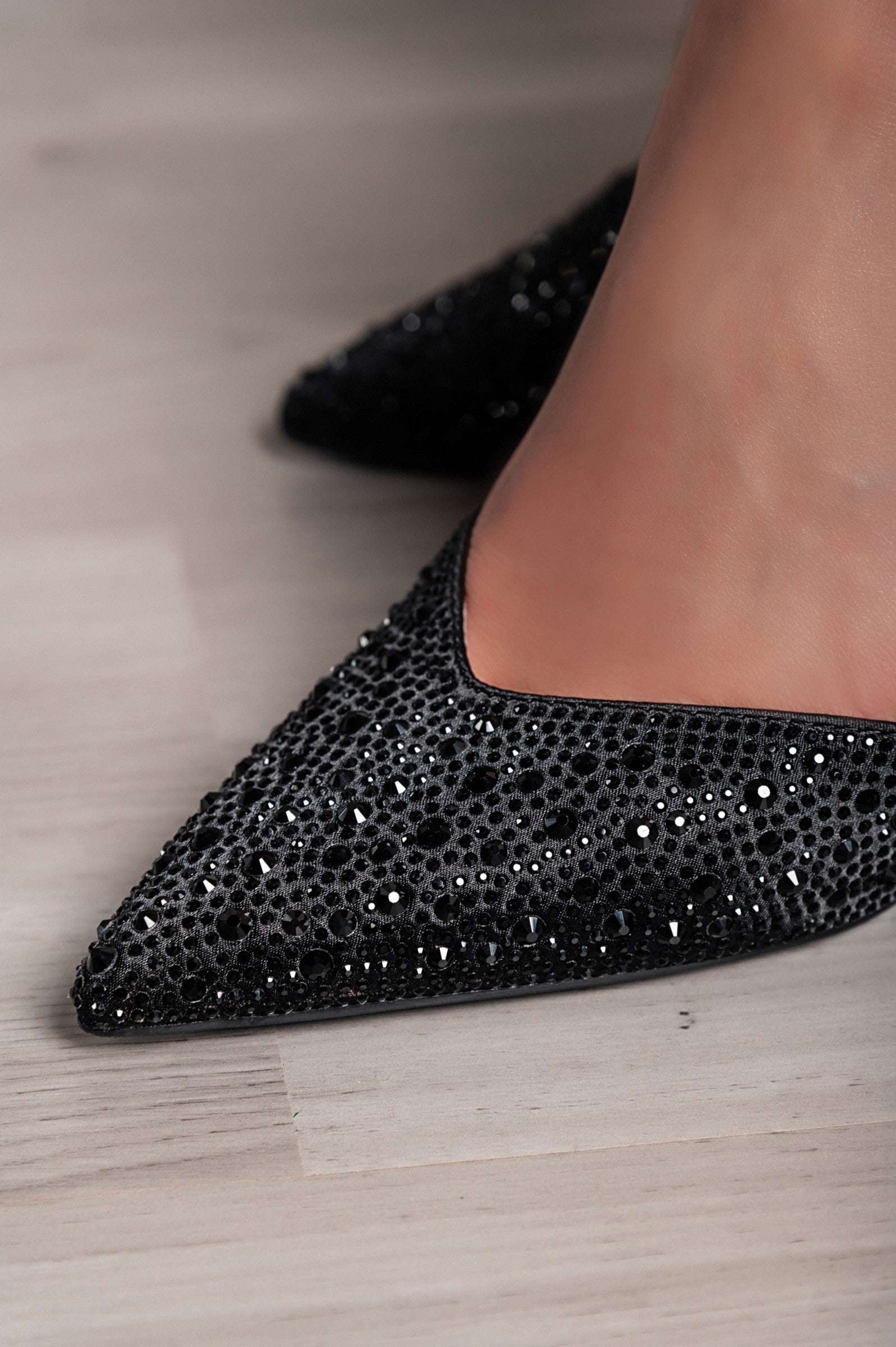 Heeled shoes with rhinestones, black
