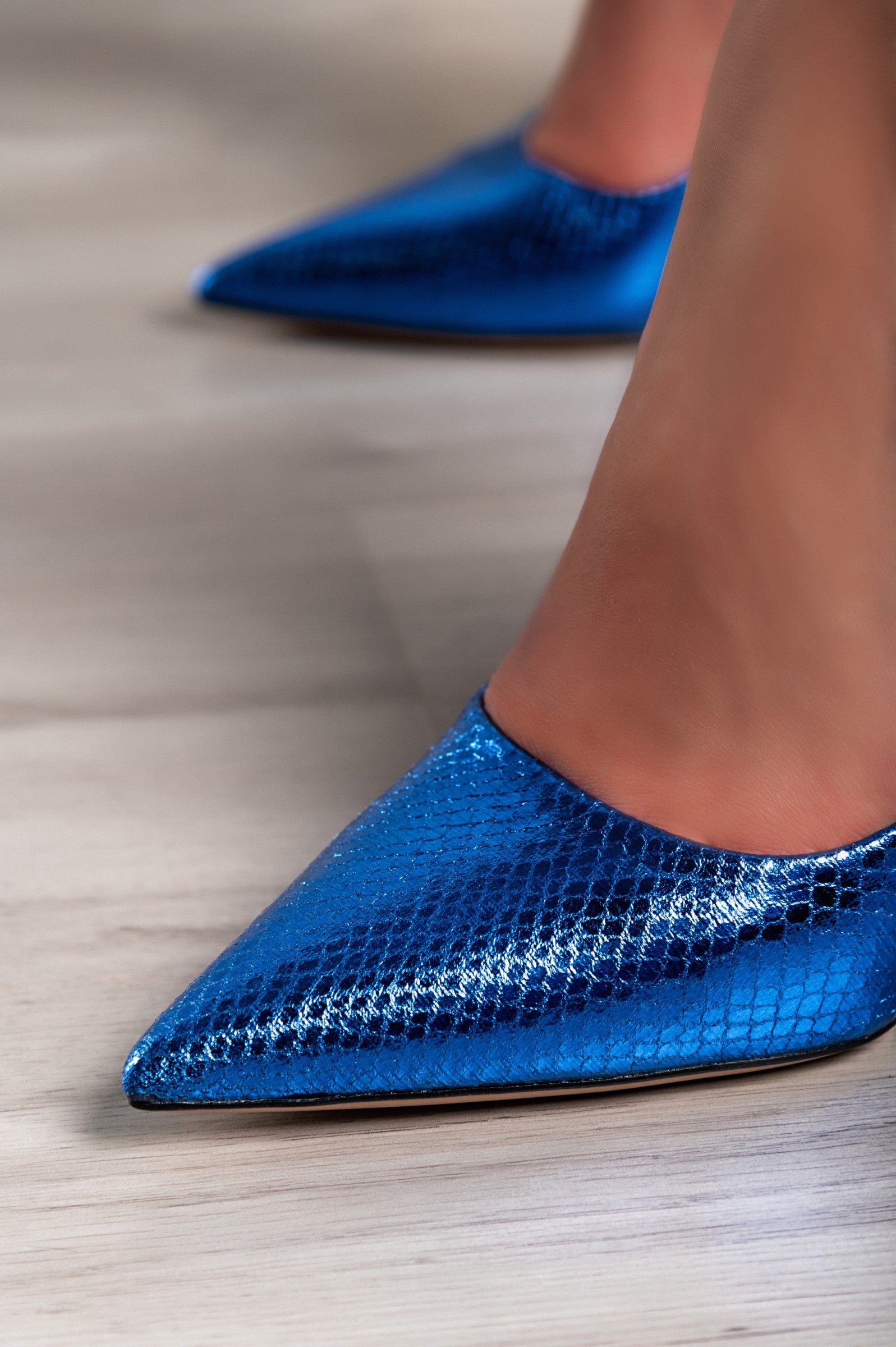 High-heeled shoes with snakeskin print, blue