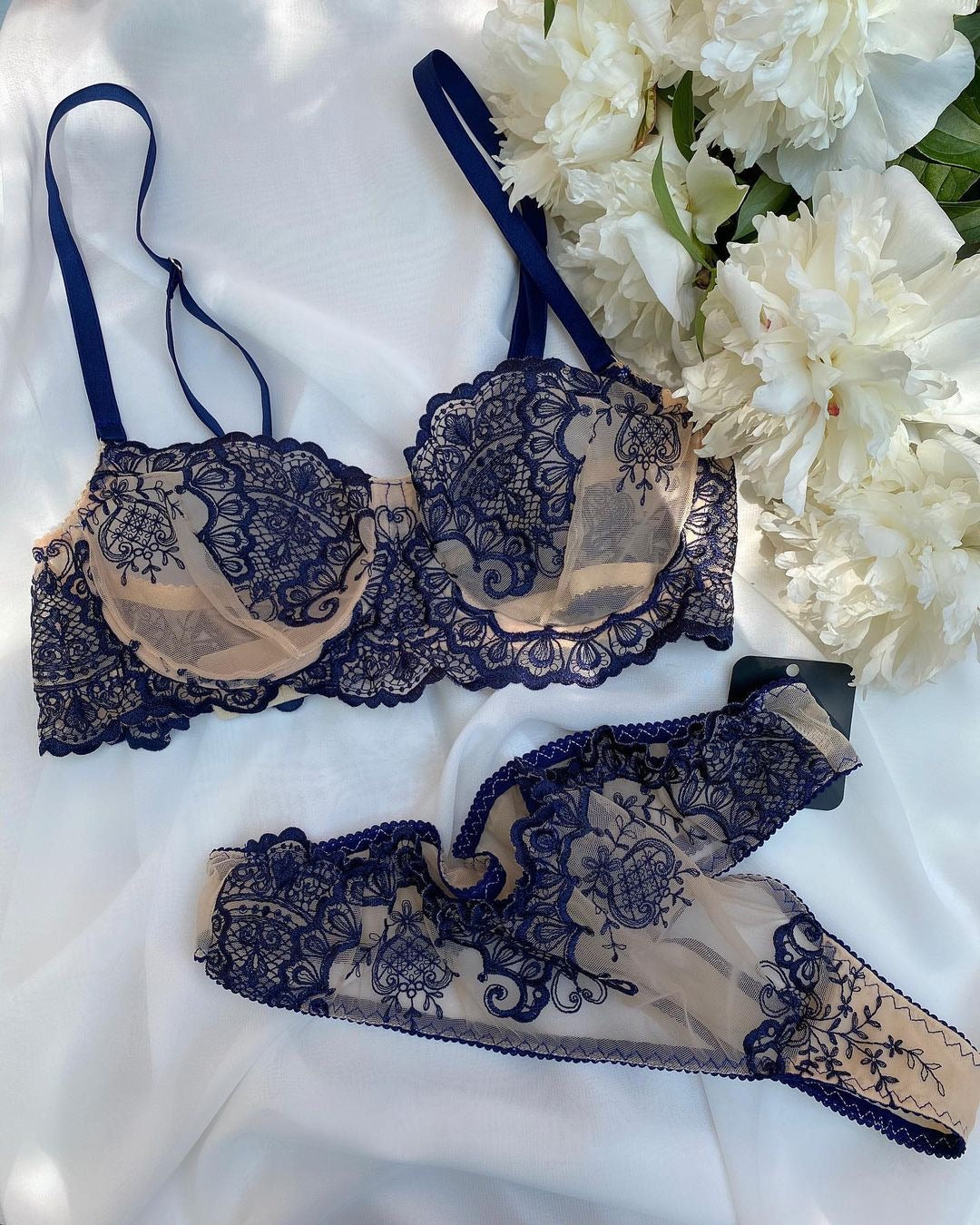 ODESSA SET underwired bra and full coverage mesh briefs with lace detailing.